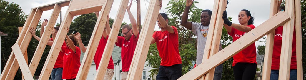 Travelers employees helping to build home