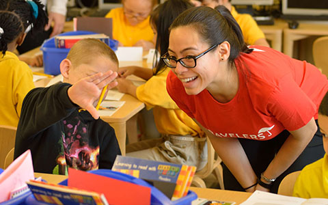 Travelers employee volunteering with Junior Achievement