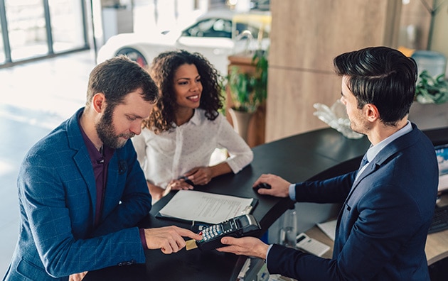 couple insuring rental car