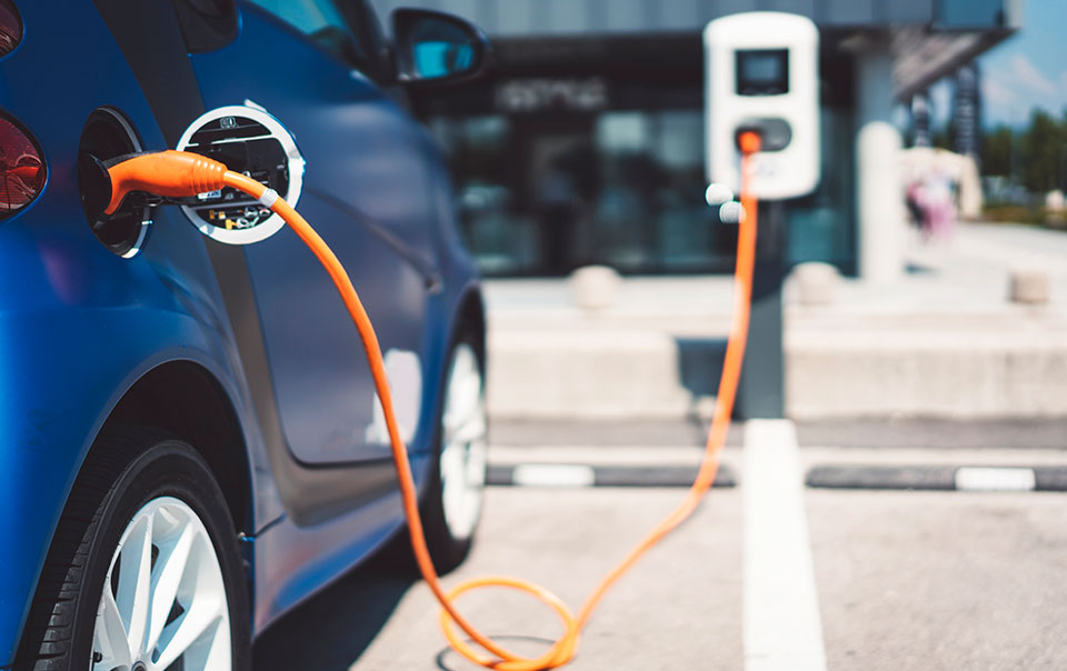 Electric Cars and Hybrid Cars: Pros and Cons | Travelers Insurance